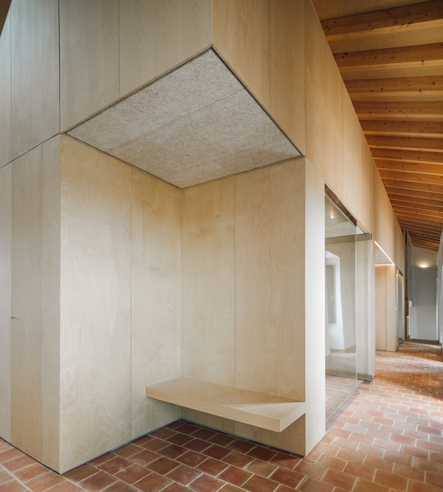 Plywood office building remodel Portugal built in