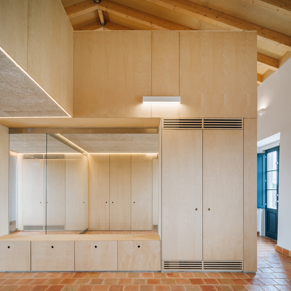 Plywood office building remodel Portugal